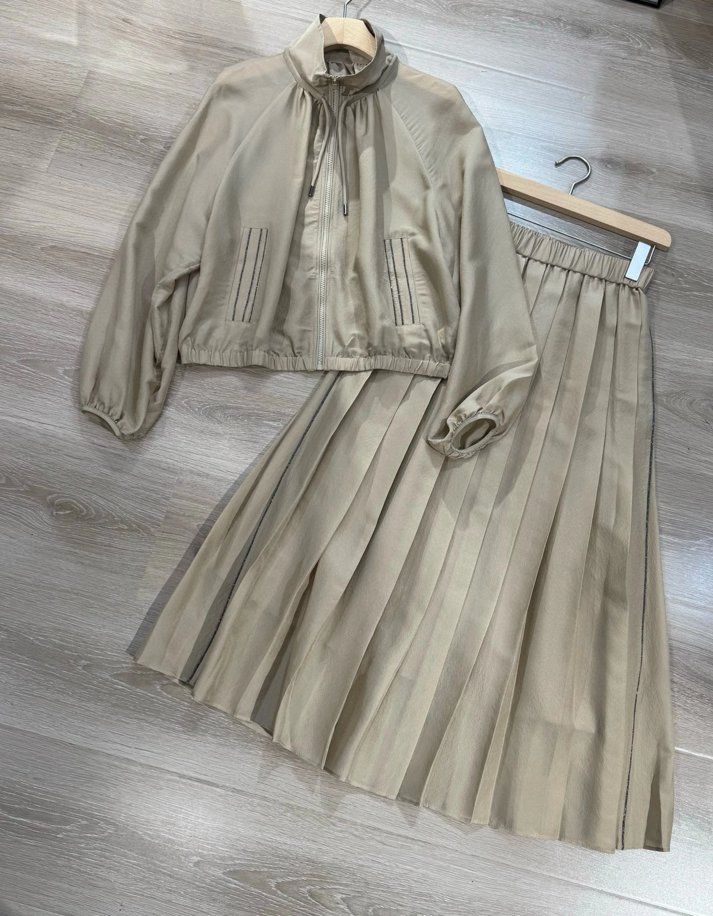 25 Spring and Summer New Women's Thin Short Lightweight Sunscreen Long Sleeve Jacket + Silk Half Skirt
25 Spring and Summer New Women's Thin Short Lightweight Sunscreen Long Sleeve Jacket + Silk Half Skirt