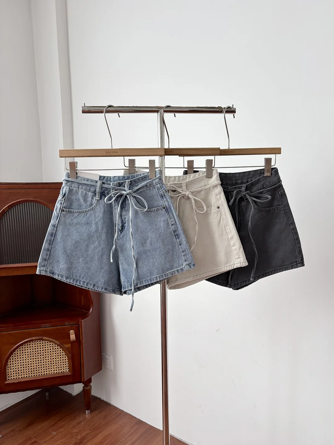 High Waist Drawstring Butt Lifting Denim Shorts Women's Summer 2026 Fashion Slimming Casual A-Line Hot Pants Outerwear
High Waist Drawstring Butt Lifting Denim Shorts Women's Summer 2026 Fashion Slimming Casual A-Line Hot Pants Outerwear