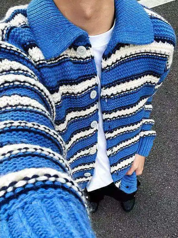 Корейский вязаный свитер в полоску для мужчин, осенне-зимний, повседневный, универсальный, модный, открытый кардиган для пар
Корейский вязаный свитер в полоску для мужчин, осенне-зимний, повседневный, универсальный, модный, открытый кардиган для пар