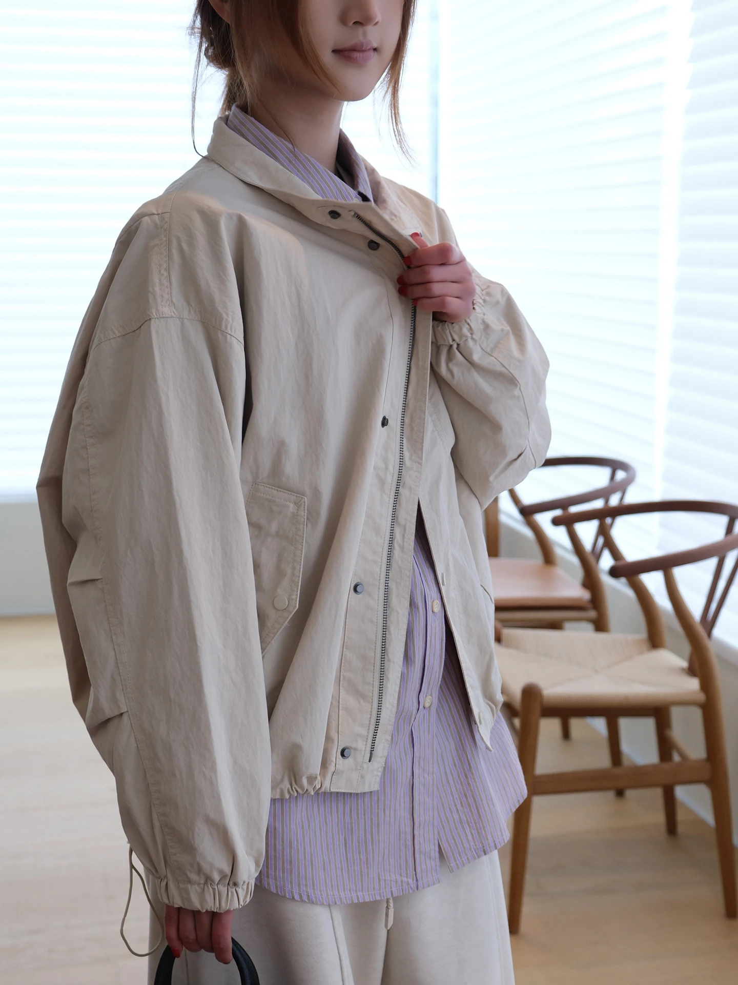 Повседневная свободная женская куртка-ветровка на осень с воротником-стойкой, в рабочем стиле, из нейлона, с длинными рукавами, на молнии, с регулируемым низом на шнурке
Повседневная свободная женская куртка-ветровка на осень с воротником-стойкой, в рабочем стиле, из нейлона, с длинными рукавами, на молнии, с регулируемым низом на шнурке