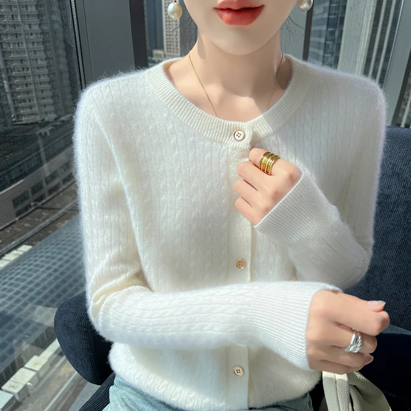 Осень/зима 2025, новый свитер из 100% чистой шерсти, женский вязаный кардиган с круглым вырезом, свободный свитер, куртка, рубашка Джокера
Осень/зима 2025, новый свитер из 100% чистой шерсти, женский вязаный кардиган с круглым вырезом, свободный свитер, куртка, рубашка Джокера