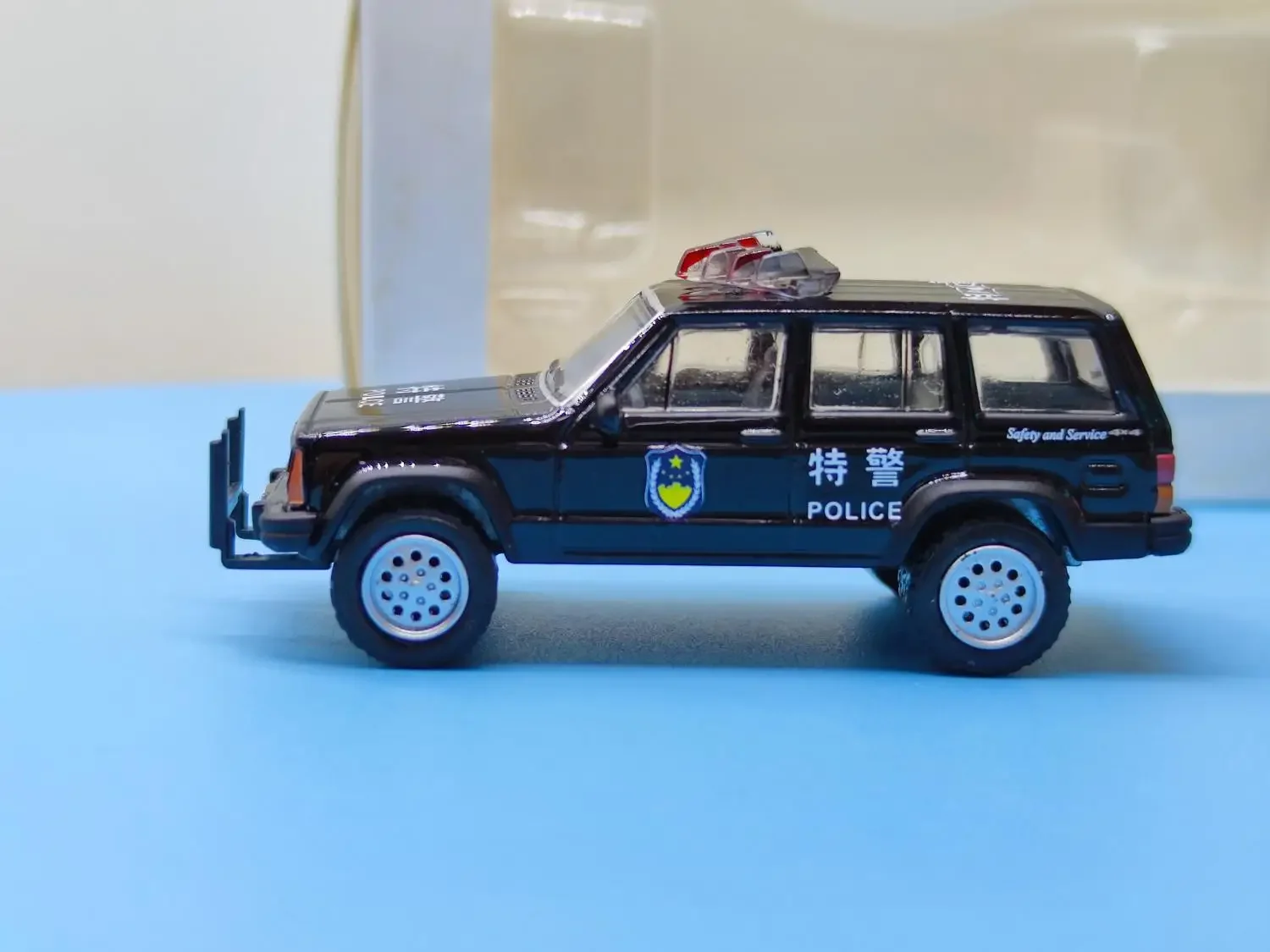 Зеленый свет 1:64 1993, Jeep Cherokee Cherokee Jeep Police Car Factory, специальное издание, коллекция моделей автомобилей, подарки, мод автомобиля из сплава
Зеленый свет 1:64 1993, Jeep Cherokee Cherokee Jeep Police Car Factory, специальное издание, коллекция моделей автомобилей, подарки, мод автомобиля из сплава