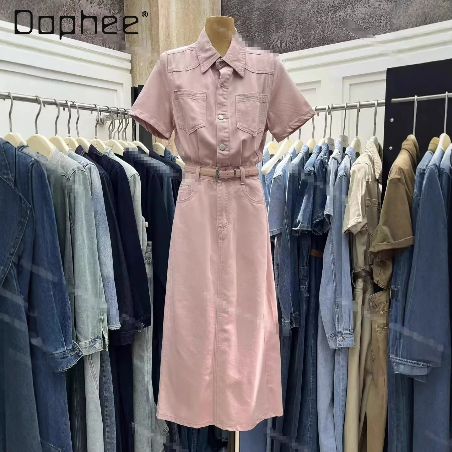 High-end Fashion Retro Lapel Short-sleeved Denim Dress for Women 2026 Summer New French Sweet High-waisted Slim A-line Dress
High-end Fashion Retro Lapel Short-sleeved Denim Dress for Women 2026 Summer New French Sweet High-waisted Slim A-line Dress
