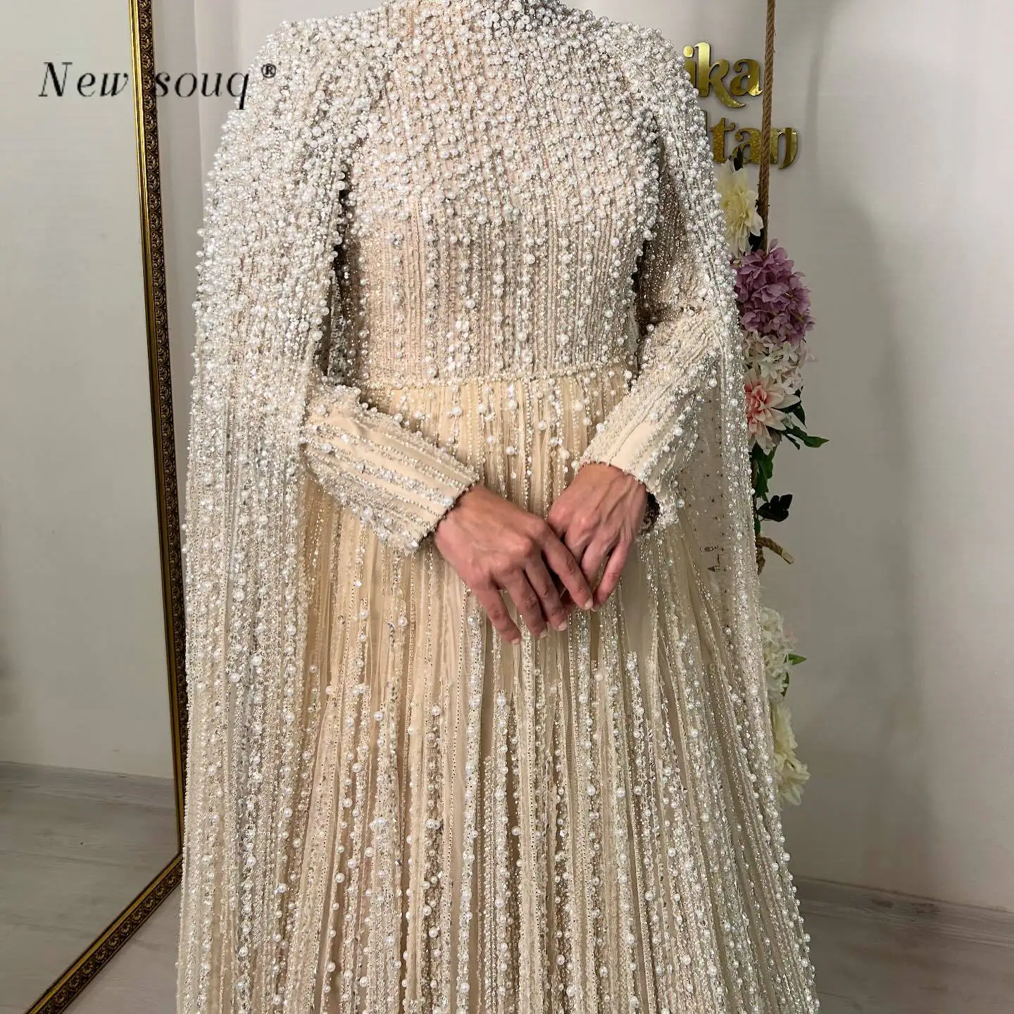 Middle East Muslim Champagne Luxury Heavy Pearls Beaded Evening Dresses with Cape Customized A Line Pageant Events Gowns 2025
Middle East Muslim Champagne Luxury Heavy Pearls Beaded Evening Dresses with Cape Customized A Line Pageant Events Gowns 2025