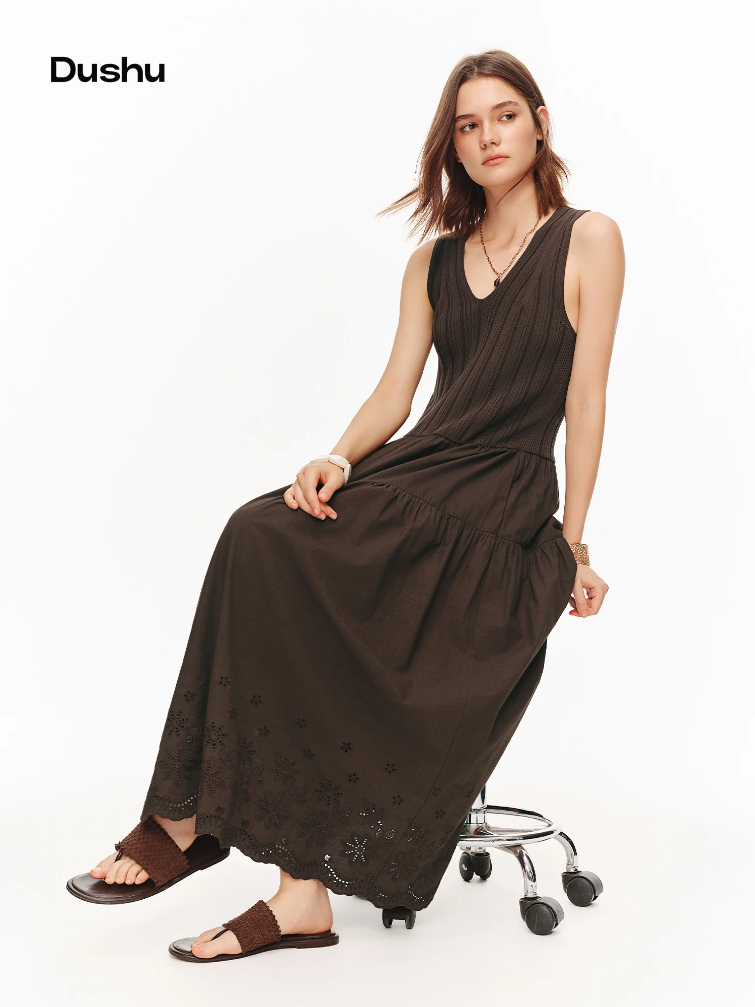 DUSHU Summer Women French Style Sleeveless V-neck Dress Hollow Out Embroidery High Waist A-line Cotton Casual Ladies Midi Dress
DUSHU Summer Women French Style Sleeveless V-neck Dress Hollow Out Embroidery High Waist A-line Cotton Casual Ladies Midi Dress