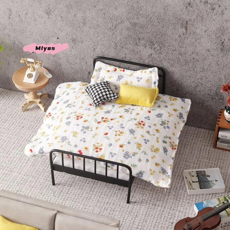 1/12 масштаб кукольный домик миниатюрное одеяло подушка модель кровати набор-имитация украшения спальни микро сцена строительный реквизит
1/12 масштаб кукольный домик миниатюрное одеяло подушка модель кровати набор-имитация украшения спальни микро сцена строительный реквизит