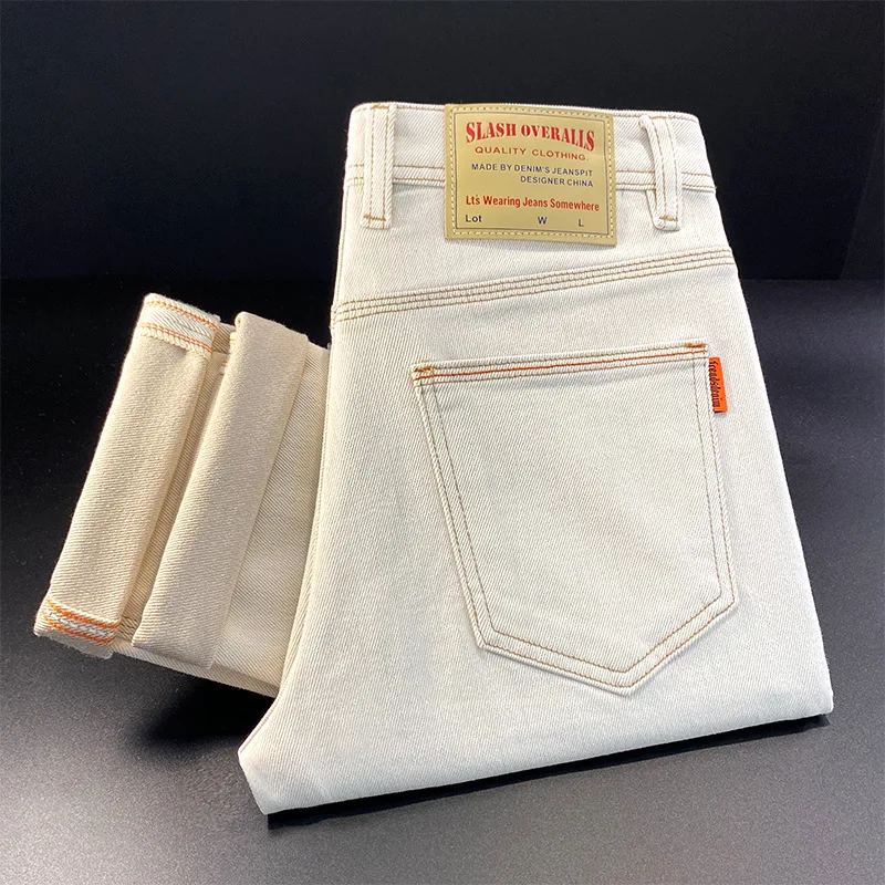 Высококачественные мужские бежевые джинсы с вышивкой, приталенный крой на маленьких ножках, осенние повседневные брюки на резинке.
Высококачественные мужские бежевые джинсы с вышивкой, приталенный крой на маленьких ножках, осенние повседневные брюки на резинке.