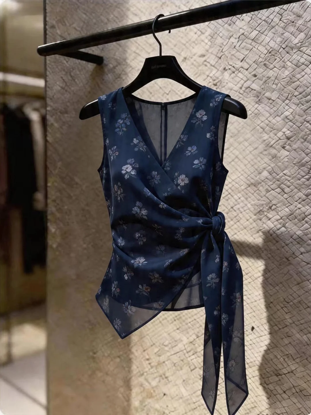 Fashionable Summer Sleeveless Waist-Cinching V-Neck Vest Women's Top Unique Print Trendy Design Korean Style Straight Cut Silk
Fashionable Summer Sleeveless Waist-Cinching V-Neck Vest Women's Top Unique Print Trendy Design Korean Style Straight Cut Silk