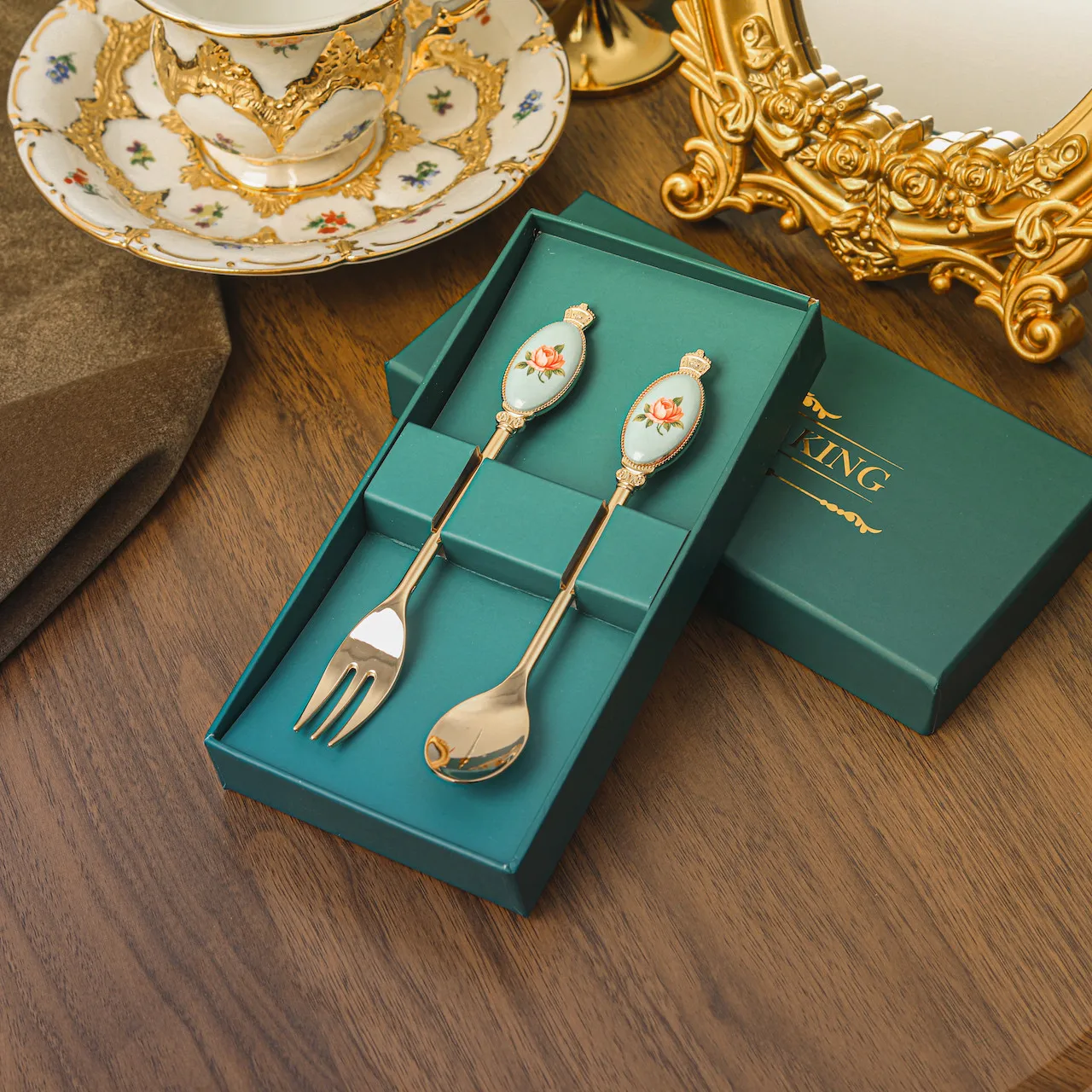 British Court Style Retro Long Handle Coffee Scoop Gold Stainless Steel Coffee Spoons Milk Tea Shop Dessert Fruit Dessert Forks
British Court Style Retro Long Handle Coffee Scoop Gold Stainless Steel Coffee Spoons Milk Tea Shop Dessert Fruit Dessert Forks
