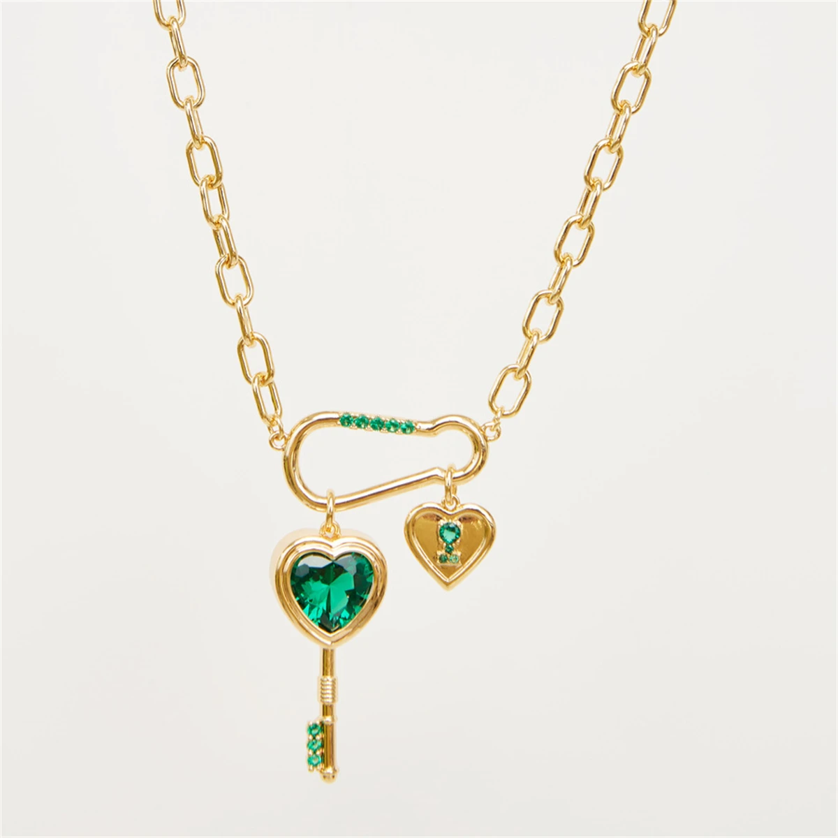 Hot selling niche design, fashionable light luxury style, emerald green heart key inlaid with zircon pendant necklace
Hot selling niche design, fashionable light luxury style, emerald green heart key inlaid with zircon pendant necklace