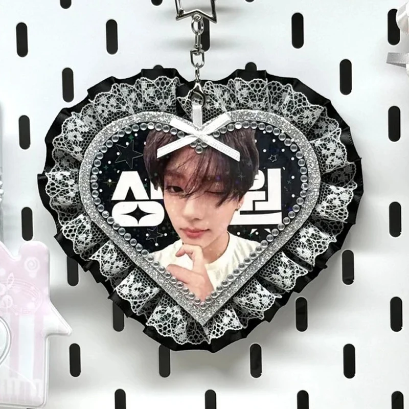 Брелок-шарм K-pop для сумки, белый/черный, со стразами, трехслойный, кружевной, на заказ, с идолом, ручной работы, для итабэга
Брелок-шарм K-pop для сумки, белый/черный, со стразами, трехслойный, кружевной, на заказ, с идолом, ручной работы, для итабэга