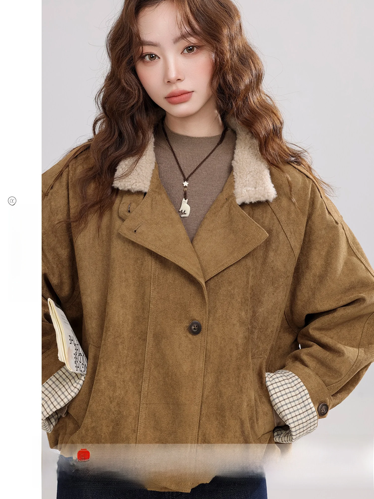 Коричневая замшевая куртка в стиле ретро, женская верхняя одежда на хлопковой подкладке, дизайнерская зимняя новинка, свободная посадка из смеси полиэстера
Коричневая замшевая куртка в стиле ретро, женская верхняя одежда на хлопковой подкладке, дизайнерская зимняя новинка, свободная посадка из смеси полиэстера