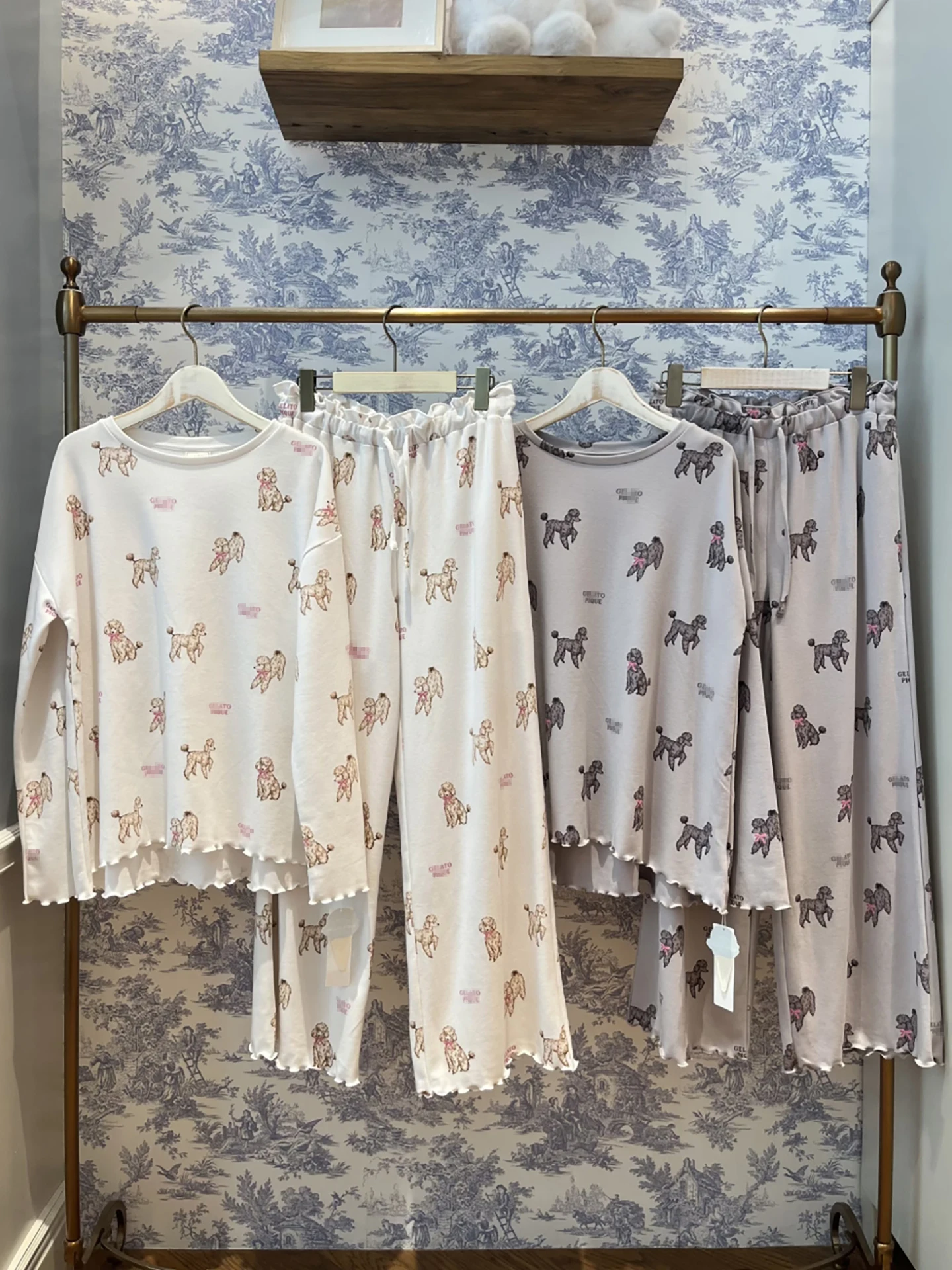 Мягкий комплект домашней одежды с круглым вырезом и волнистым принтом для женщин, осенне-зимний, удобный, легкий, из полиэстера.
Мягкий комплект домашней одежды с круглым вырезом и волнистым принтом для женщин, осенне-зимний, удобный, легкий, из полиэстера.