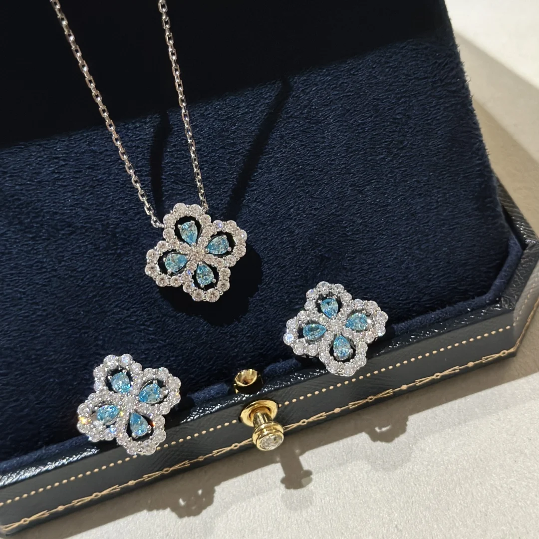 Высококачественные женские серьги-колье из белого золота 18 карат с цветком клевера из стерлингового серебра 925 пробы. изысканный подарок
Высококачественные женские серьги-колье из белого золота 18 карат с цветком клевера из стерлингового серебра 925 пробы. изысканный подарок