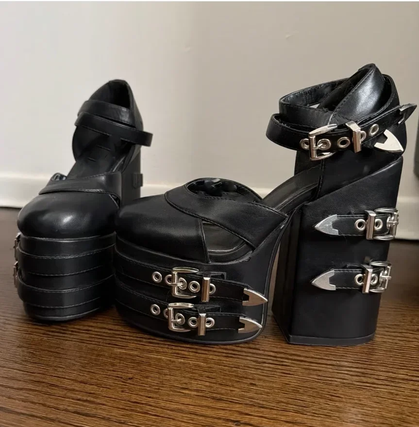 Punk Style Metal Rivet Gothic Buckle Straps Platform Block Heeled Pumps Black Round Toe Women Edgy Strappy Leather Hollow Shoes
Punk Style Metal Rivet Gothic Buckle Straps Platform Block Heeled Pumps Black Round Toe Women Edgy Strappy Leather Hollow Shoes