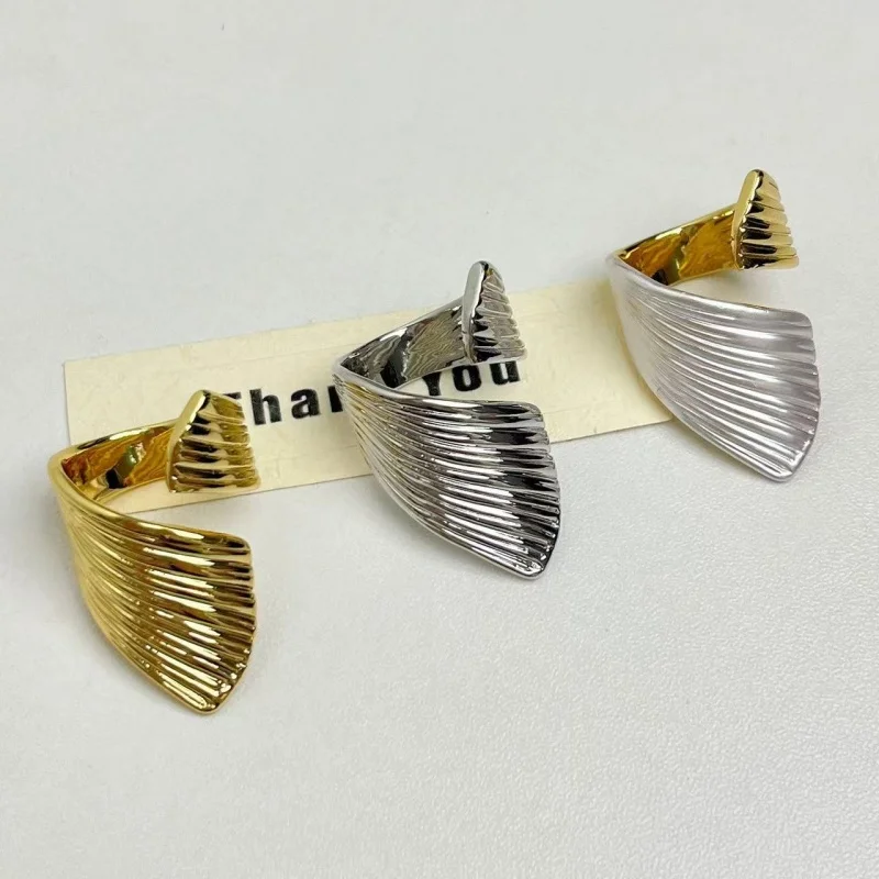 Retro European And American Goldfish Open Metal Ring for Women Luxury Unique Cross Finger Ring Daily Commuting Accessory
Retro European And American Goldfish Open Metal Ring for Women Luxury Unique Cross Finger Ring Daily Commuting Accessory