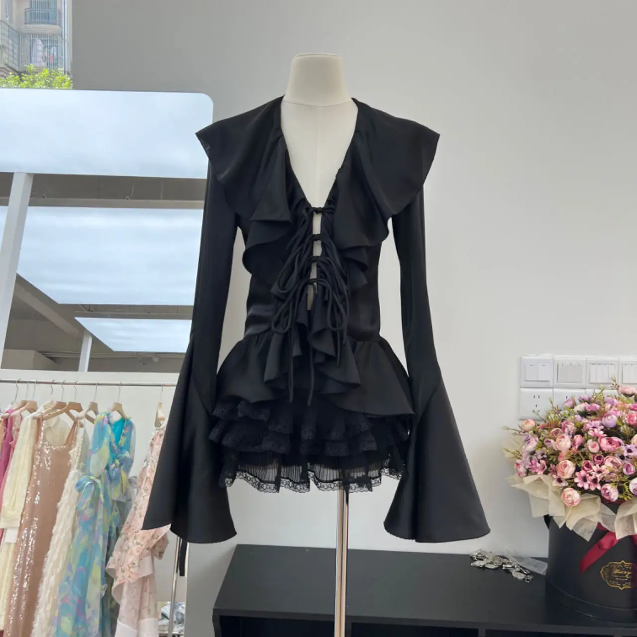 Lotus horn long-sleeved lace-up shirt+anti-exposure pleated laminated cake overskirt spring 2024 new suit
Lotus horn long-sleeved lace-up shirt+anti-exposure pleated laminated cake overskirt spring 2024 new suit