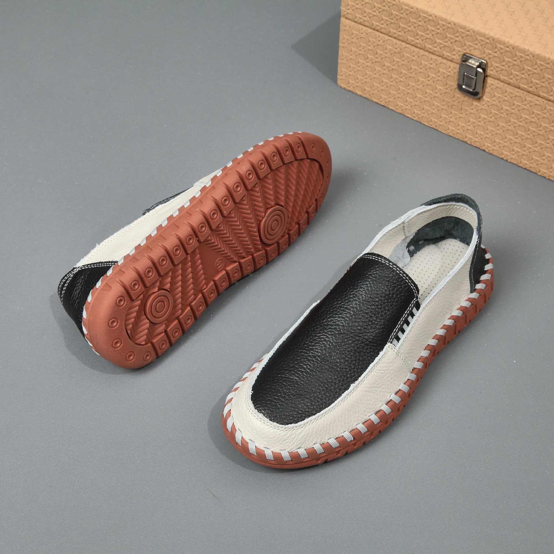 Lightweight Men's Hand-Stitched Leather Loafers Non-Slip Soft Sole Moccasins Casual Shoes for Men Comfortable Walking Flat Shoes
Lightweight Men's Hand-Stitched Leather Loafers Non-Slip Soft Sole Moccasins Casual Shoes for Men Comfortable Walking Flat Shoes