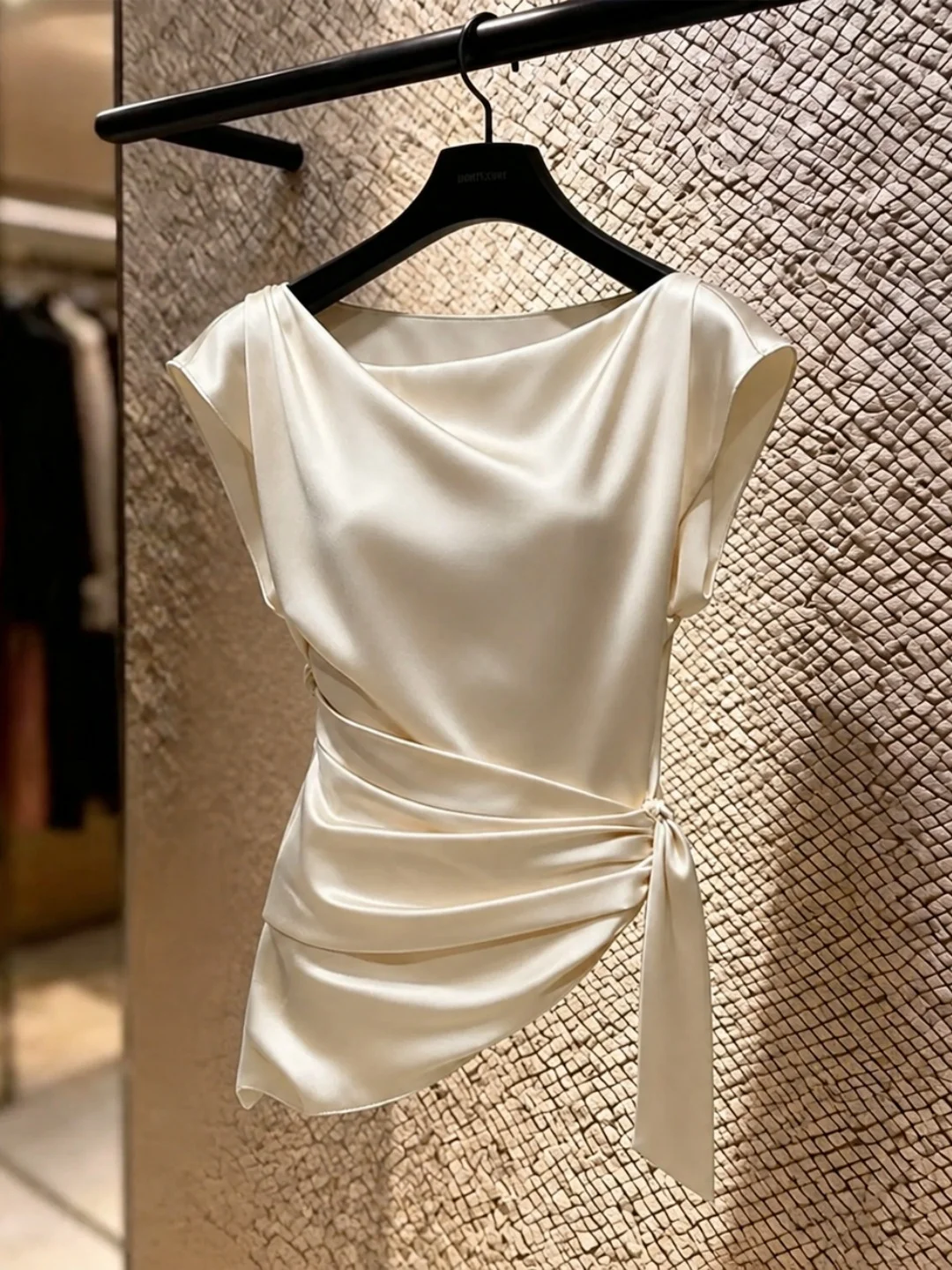 Elegant Fashion Commute Top Women's Short Sleeve Slim Fit Waist Belt High End Feel Summer 2026 Poetic Lin Korean Style
Elegant Fashion Commute Top Women's Short Sleeve Slim Fit Waist Belt High End Feel Summer 2026 Poetic Lin Korean Style