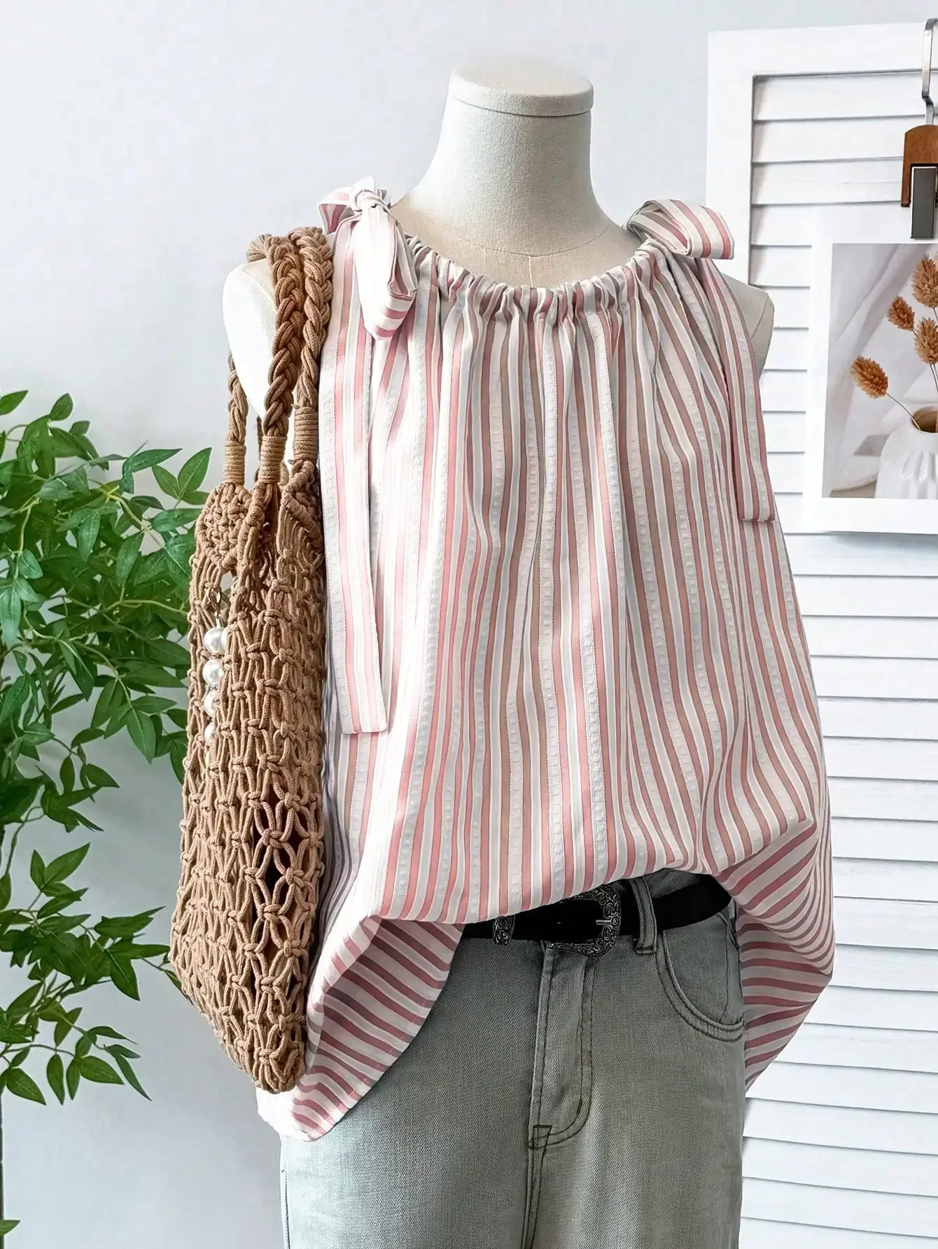 Nice Vacation H-version Neckline Tunnel Drawstring Neck Texture Blue And White Striped Spring And Summer Women's Shirt
Nice Vacation H-version Neckline Tunnel Drawstring Neck Texture Blue And White Striped Spring And Summer Women's Shirt