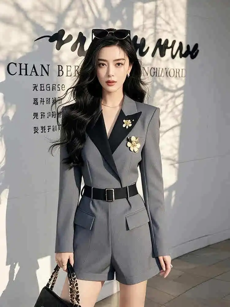 Women's 2025 Spring Popular High-end Feeling Super Good-looking Temperament Elegant Style Gray Splicing Suit Jumpsuit
Women's 2025 Spring Popular High-end Feeling Super Good-looking Temperament Elegant Style Gray Splicing Suit Jumpsuit