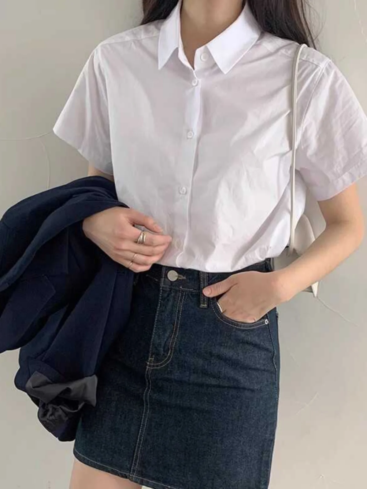 Базовая белая женская рубашка в корейском стиле, летняя, свободного кроя, профессиональная, для офиса, простой дизайн, модный топ с коротким рукавом и воротником.
Базовая белая женская рубашка в корейском стиле, летняя, свободного кроя, профессиональная, для офиса, простой дизайн, модный топ с коротким рукавом и воротником.