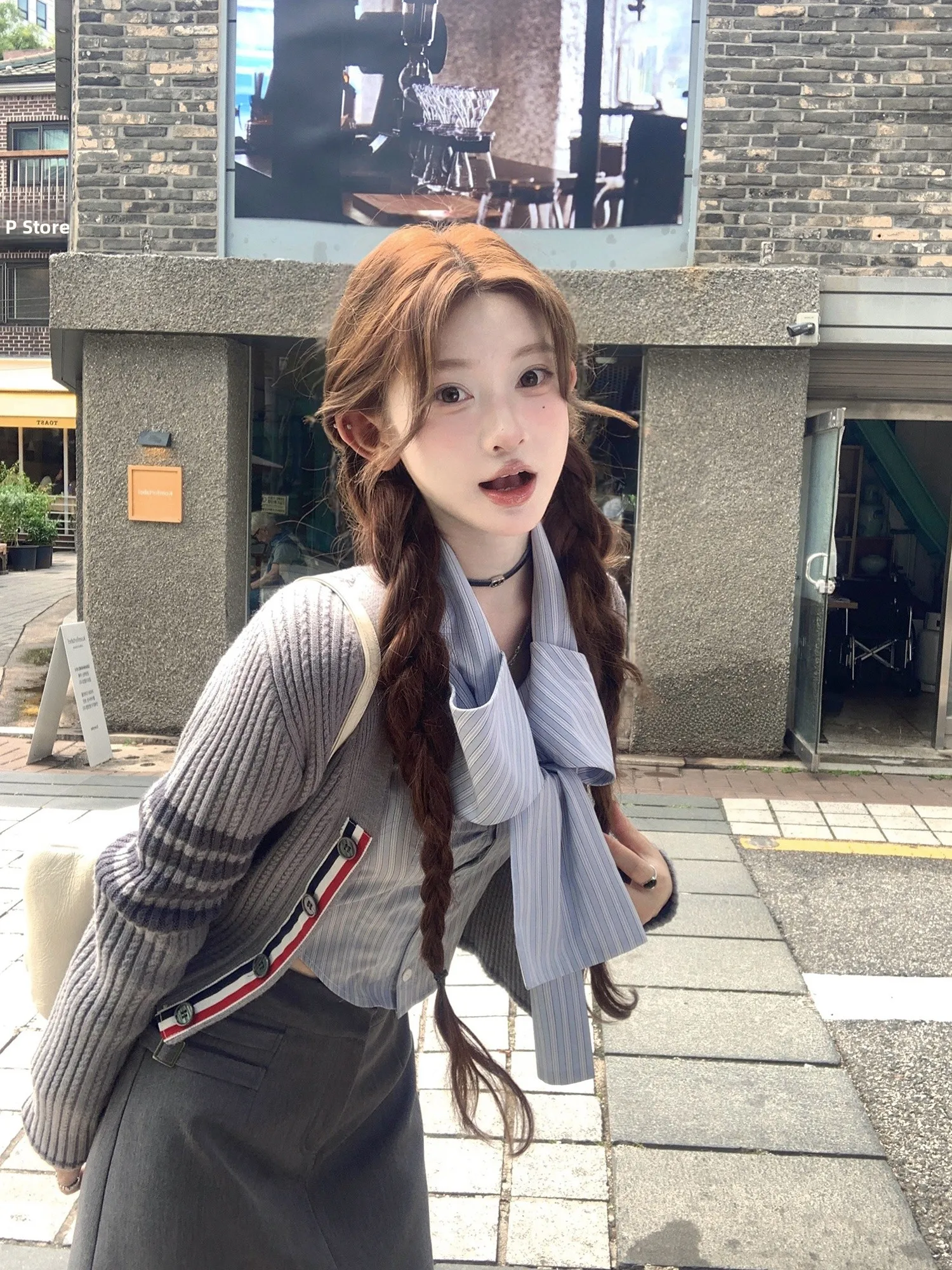 ay Шерстяной открытый кардиган с двойным синим и юбкой с узлом, комплект от Chi an Faionable Ensemble для молодых женщин
ay Шерстяной открытый кардиган с двойным синим и юбкой с узлом, комплект от Chi an Faionable Ensemble для молодых женщин