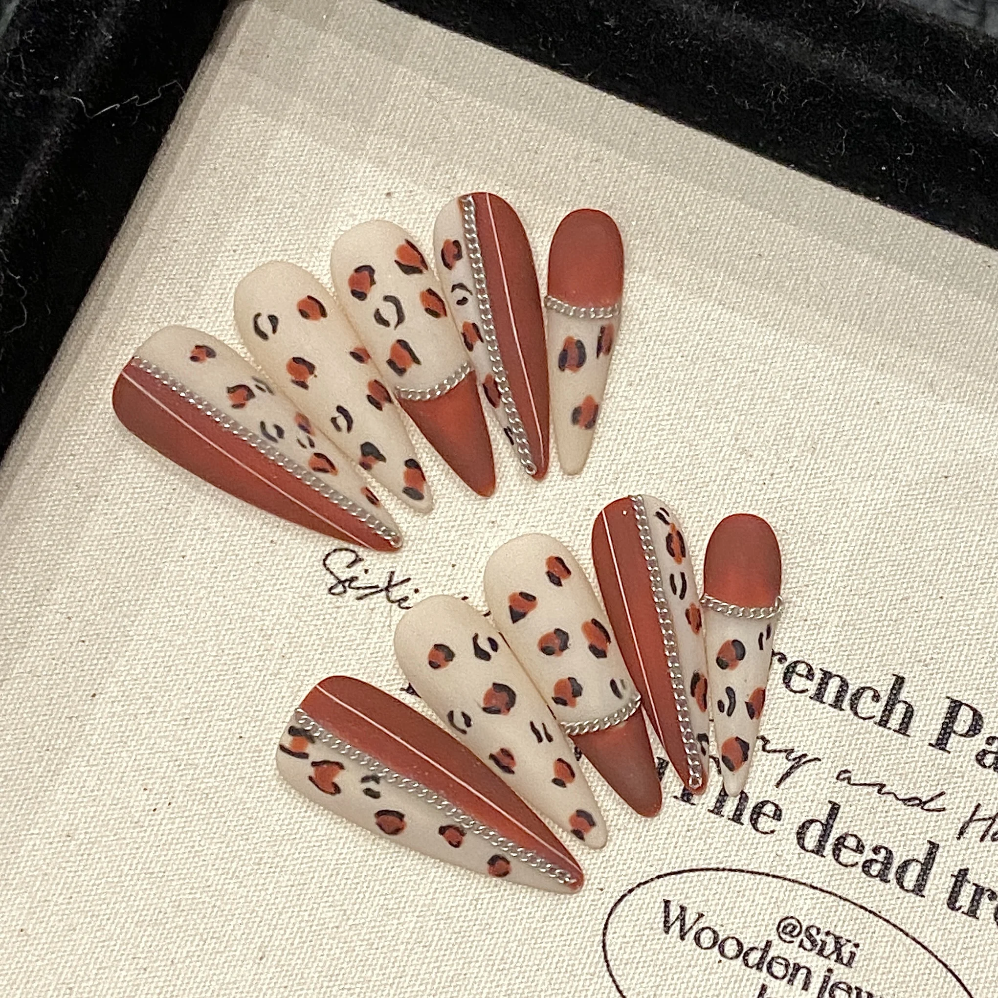 10Pcs Handmade Press On Nails European Gothic Long Nail Set Red Leopard Print Long Almond False Nails Tips Full Cover Wearable
10Pcs Handmade Press On Nails European Gothic Long Nail Set Red Leopard Print Long Almond False Nails Tips Full Cover Wearable