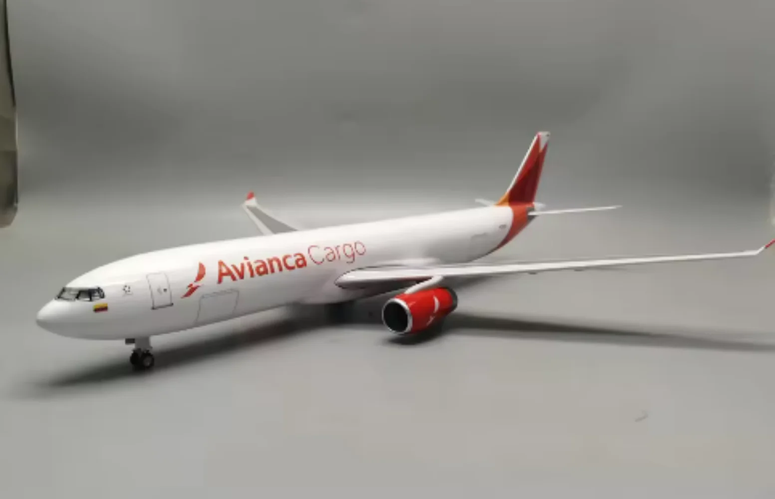 47cm 1:135 Scale Plane A330 Colombia Avianca Cargo Airlines Resin Aircraft Model With landing gear Educational Toys Boys Gift
47cm 1:135 Scale Plane A330 Colombia Avianca Cargo Airlines Resin Aircraft Model With landing gear Educational Toys Boys Gift