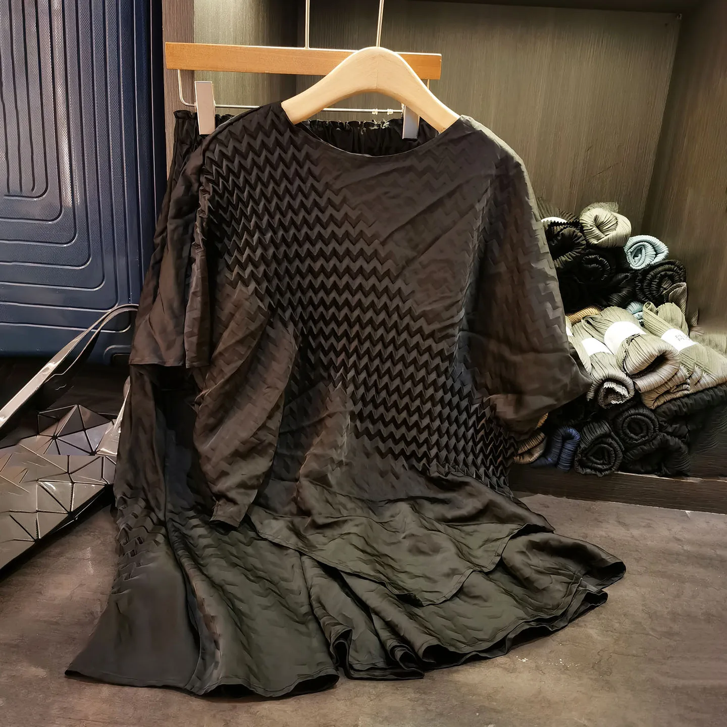 Miyake Summer New Pleated Fashion Large Size Light Luxury Temperament Elegant Top Loose and Thin A-shaped Skirt Two-piece Set
Miyake Summer New Pleated Fashion Large Size Light Luxury Temperament Elegant Top Loose and Thin A-shaped Skirt Two-piece Set