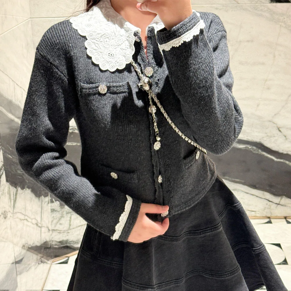 Вязаный кардиган Ele ey ort со съемным кружевным воротником от MaSandeSP для ранней весны 202, мягкая шерстяная смесь с открытым рукавом
Вязаный кардиган Ele ey ort со съемным кружевным воротником от MaSandeSP для ранней весны 202, мягкая шерстяная смесь с открытым рукавом