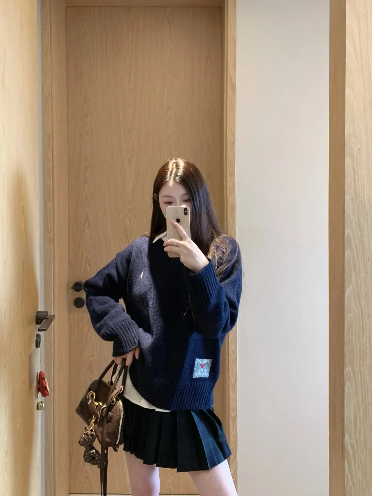 Модный свитер VIBE Trendy Brand, темно-синий, с V-образным вырезом, вязаный, свободного кроя, в стиле оверсайз, в университетском стиле, для девушек, осенне-зимний топ
Модный свитер VIBE Trendy Brand, темно-синий, с V-образным вырезом, вязаный, свободного кроя, в стиле оверсайз, в университетском стиле, для девушек, осенне-зимний топ