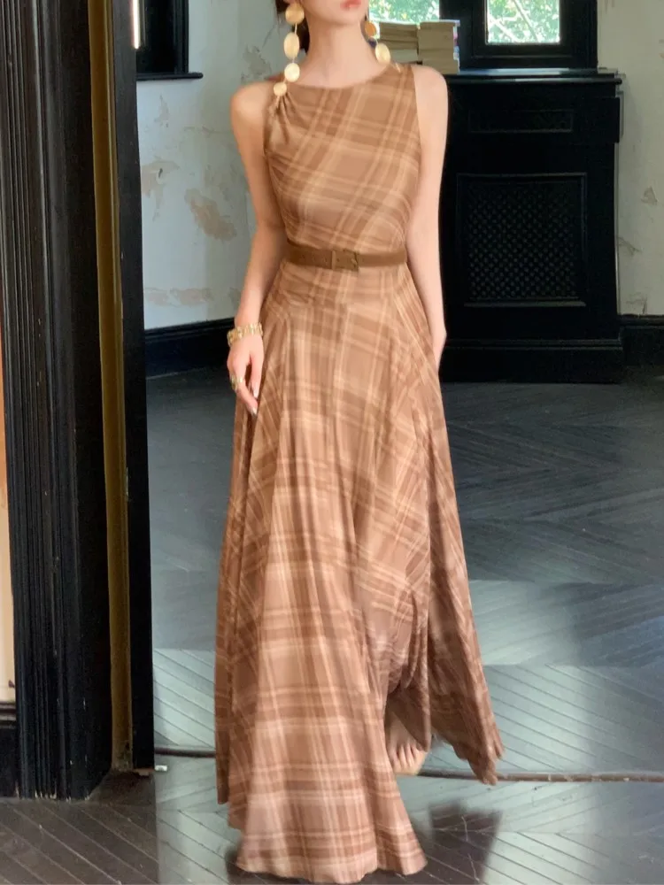 Women's Vintage Plaid French Sleeveless Dresses Summer O-Neck Design Slim Waist Bohemain Fashion Long Dress 2025 New Holiday
Women's Vintage Plaid French Sleeveless Dresses Summer O-Neck Design Slim Waist Bohemain Fashion Long Dress 2025 New Holiday