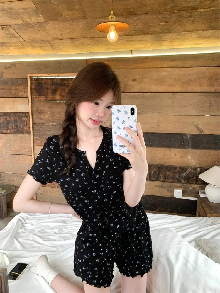 Sweet Floral Print Women's One-Piece Sleepwear Short Sleeve Home Clothes Set with Chest Pad Summer 2025 Korean Style V-Neck
Sweet Floral Print Women's One-Piece Sleepwear Short Sleeve Home Clothes Set with Chest Pad Summer 2025 Korean Style V-Neck