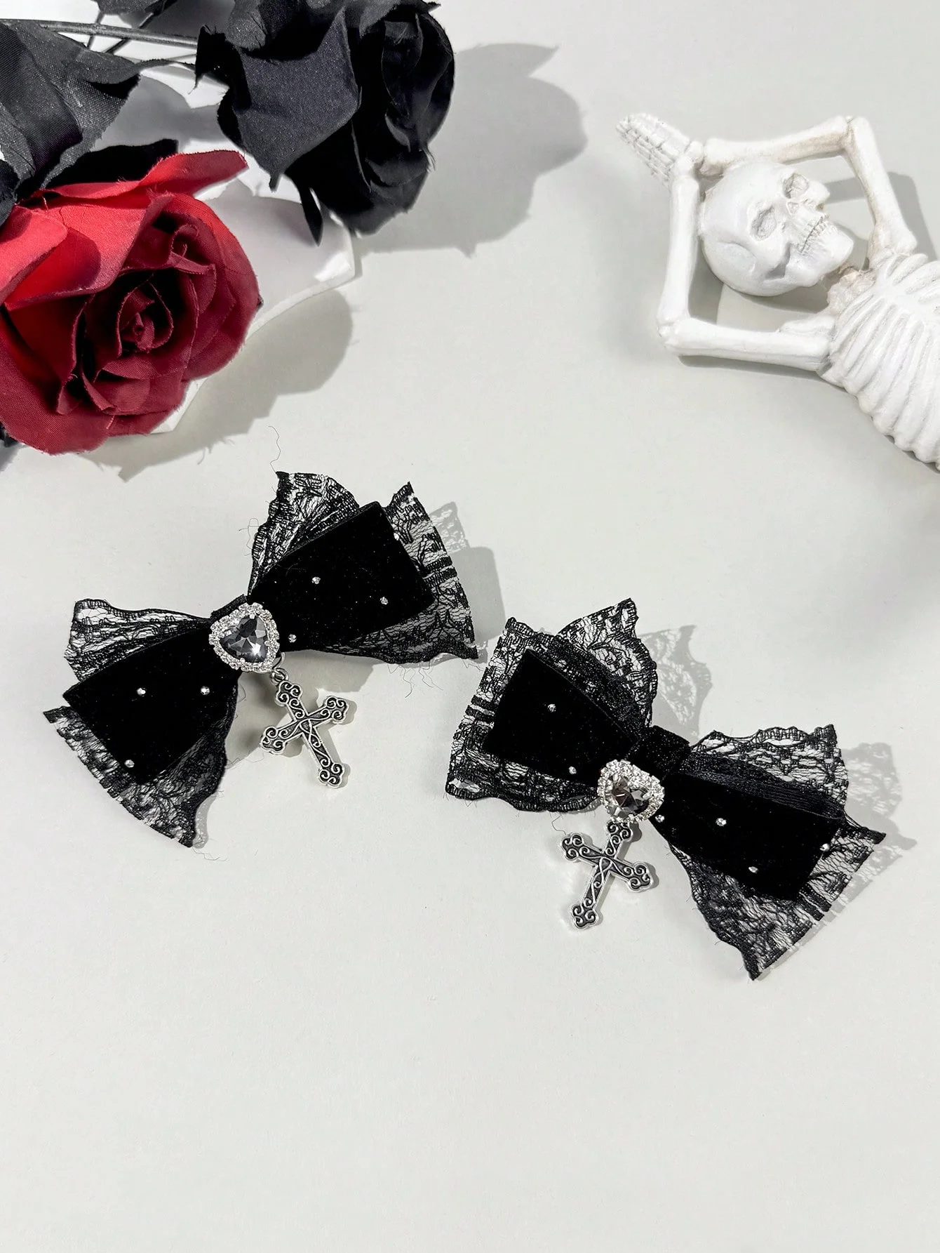 2 pieces of dark black Gothic-style lace fabric beaded velvet bow hairpins for parties and personal accessories
2 pieces of dark black Gothic-style lace fabric beaded velvet bow hairpins for parties and personal accessories