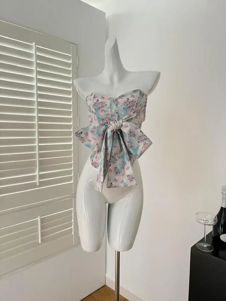 French Women's New Fashion Blue Flower Backless Bow Strapless Top Summer Sexy Club Sleeveless Slim Short Tops Boho Clothing Chic
French Women's New Fashion Blue Flower Backless Bow Strapless Top Summer Sexy Club Sleeveless Slim Short Tops Boho Clothing Chic