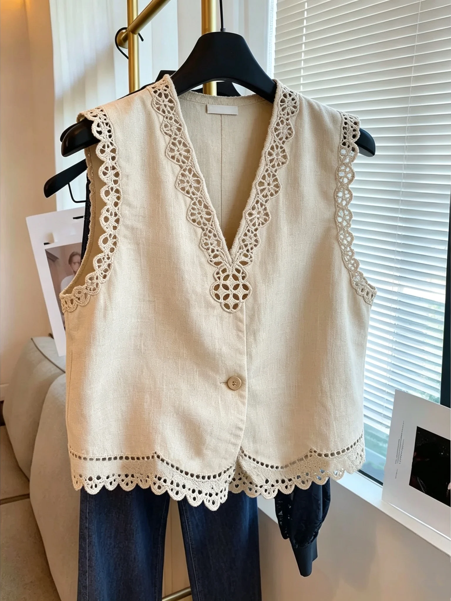 Retro Casual Lace Hollow out V-Neck Slimming Women's Vest Top Summer Trendy Open Cardigan Style Loose Fit No-Sleeve Shirt
Retro Casual Lace Hollow out V-Neck Slimming Women's Vest Top Summer Trendy Open Cardigan Style Loose Fit No-Sleeve Shirt