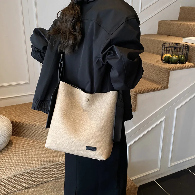 2025 New Retro Casual Work Commuter Bag Women's Fashion Large-capacity Underarm Bag Simple Oblique Span Bucket Bag
2025 New Retro Casual Work Commuter Bag Women's Fashion Large-capacity Underarm Bag Simple Oblique Span Bucket Bag