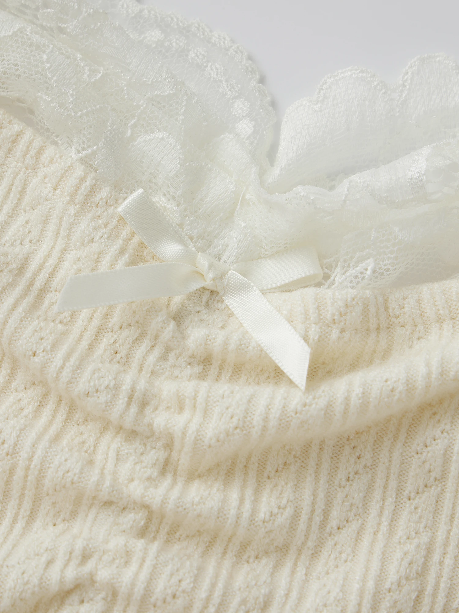 Elegant Lace Trim V Neck Sleeveless Crop Top for Women Stylish Backless Tank Shirt Fashionable Summer Streetwear
Elegant Lace Trim V Neck Sleeveless Crop Top for Women Stylish Backless Tank Shirt Fashionable Summer Streetwear