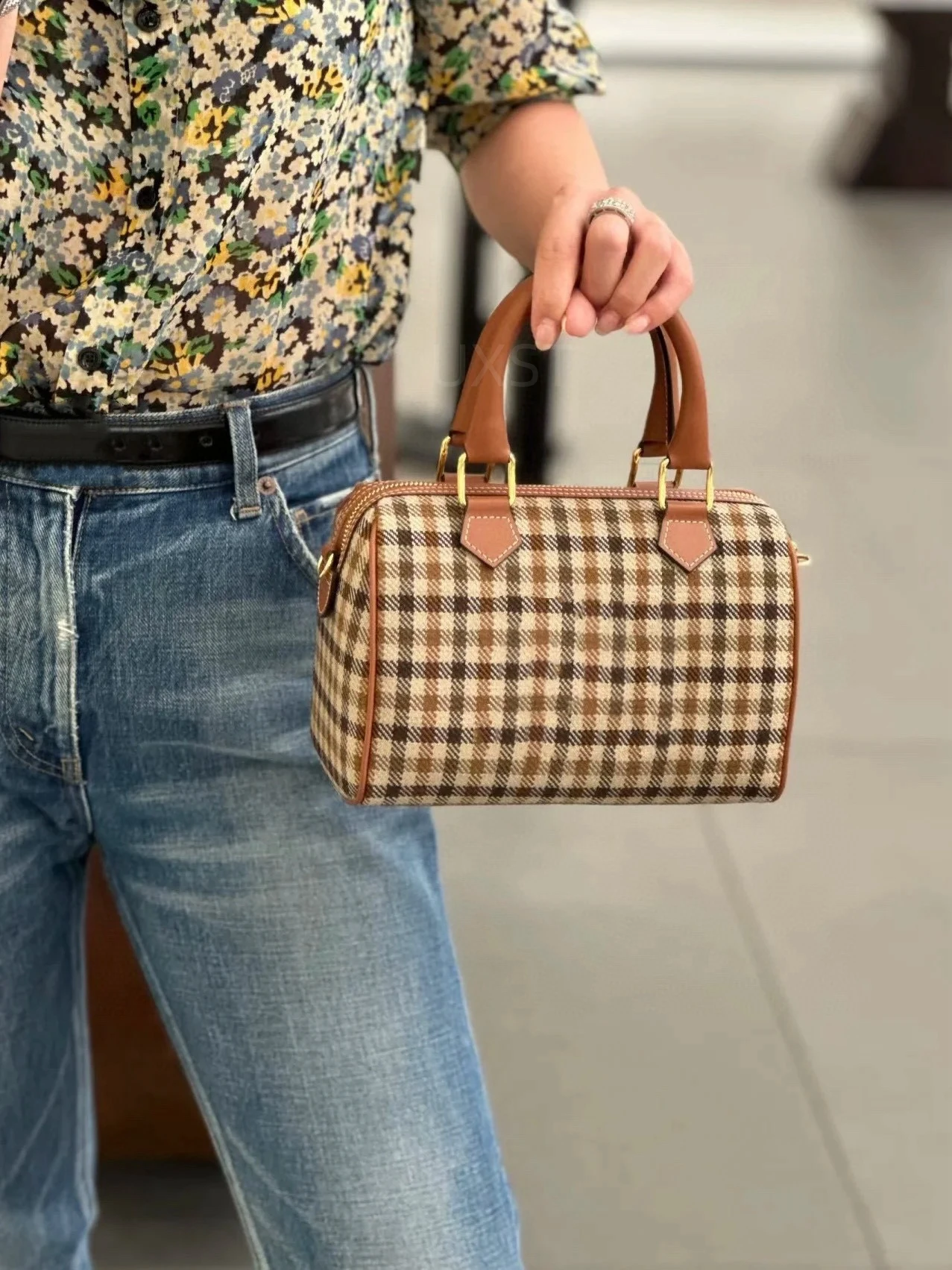 UXST INS Plaid Woolen Fabric Boston Pillow Bag Vintage Embossed Printed Pattern Handbag Foreign Style Senior Sense Crossbody Bag
UXST INS Plaid Woolen Fabric Boston Pillow Bag Vintage Embossed Printed Pattern Handbag Foreign Style Senior Sense Crossbody Bag