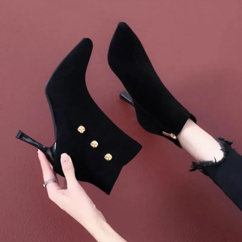 Женские короткие туфли на каблуке, осенне-зимние замшевые черные ботильоны, сексуальная обувь, промо-ботинки, модные женские ботильоны из искусственной кожи 2025 года
Женские короткие туфли на каблуке, осенне-зимние замшевые черные ботильоны, сексуальная обувь, промо-ботинки, модные женские ботильоны из искусственной кожи 2025 года
