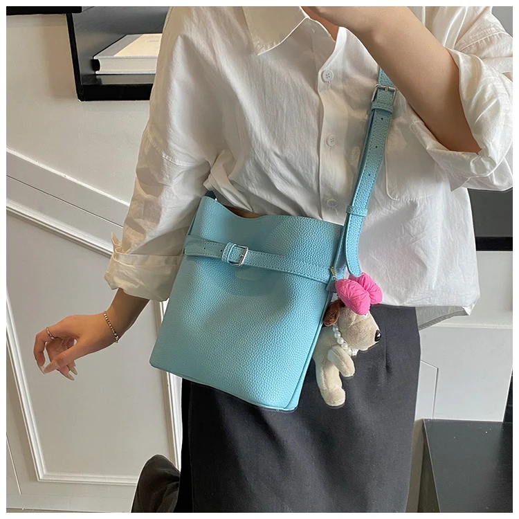 Stylish Light-colored Bag Stylish and Simple Daily Commuting Shoulder Messenger Women's Bag Bucket Bag
Stylish Light-colored Bag Stylish and Simple Daily Commuting Shoulder Messenger Women's Bag Bucket Bag