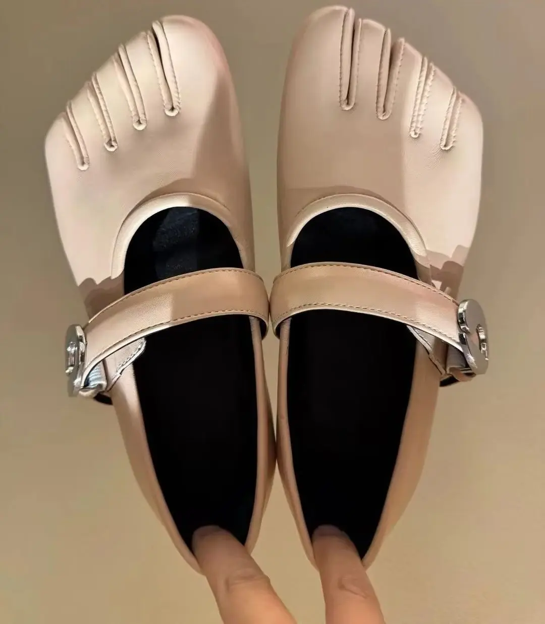Tabi Split Toe Five Fingers Women’s Single Shoes Flat Sole Buckle Strap Solid Color Ballet Zapatos Para Female Casual Daily 2025
Tabi Split Toe Five Fingers Women’s Single Shoes Flat Sole Buckle Strap Solid Color Ballet Zapatos Para Female Casual Daily 2025