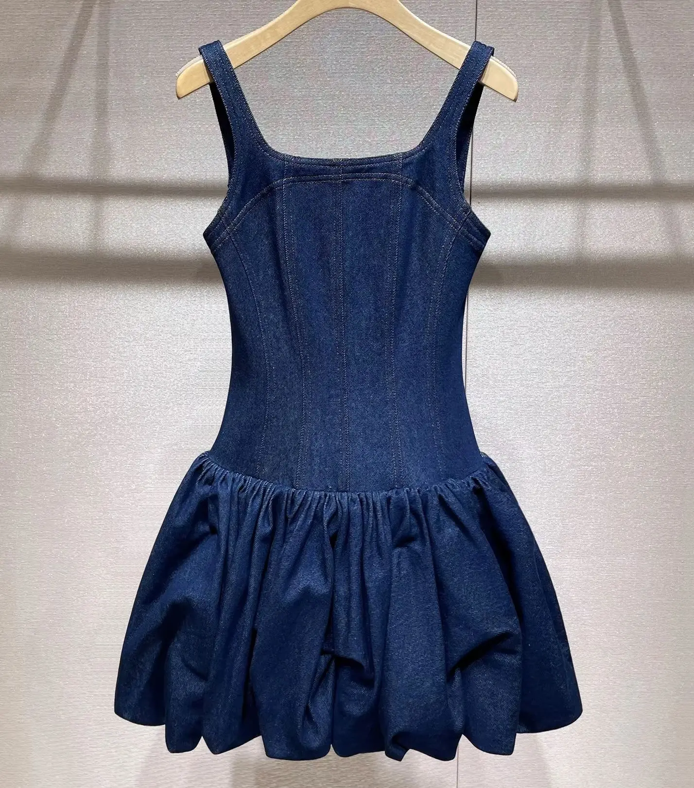 Y2K Sleeveless Denim Tank Dress For Women Sleeveless Square Neck Bubble Hem A-Line Casual Mini Party Clubwear Dress Streetwear
Y2K Sleeveless Denim Tank Dress For Women Sleeveless Square Neck Bubble Hem A-Line Casual Mini Party Clubwear Dress Streetwear