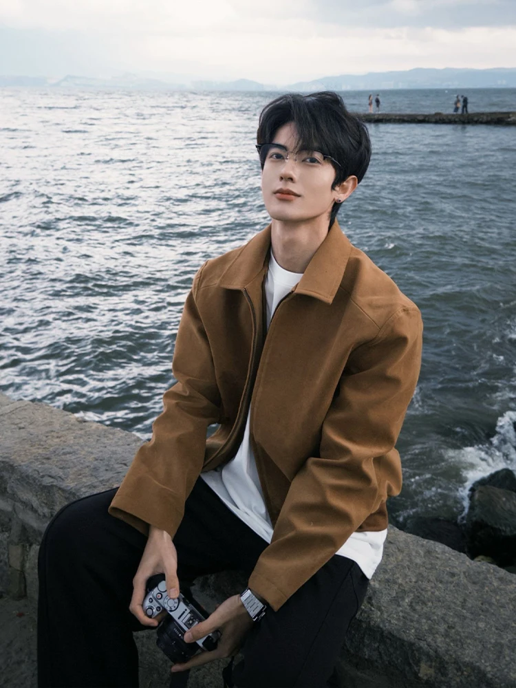 Spring Jacket for Men Suede Short Style Baseball Coat Vintage Collar Quilted Polyester Fiber Casual Outerwear Youth Wear
Spring Jacket for Men Suede Short Style Baseball Coat Vintage Collar Quilted Polyester Fiber Casual Outerwear Youth Wear