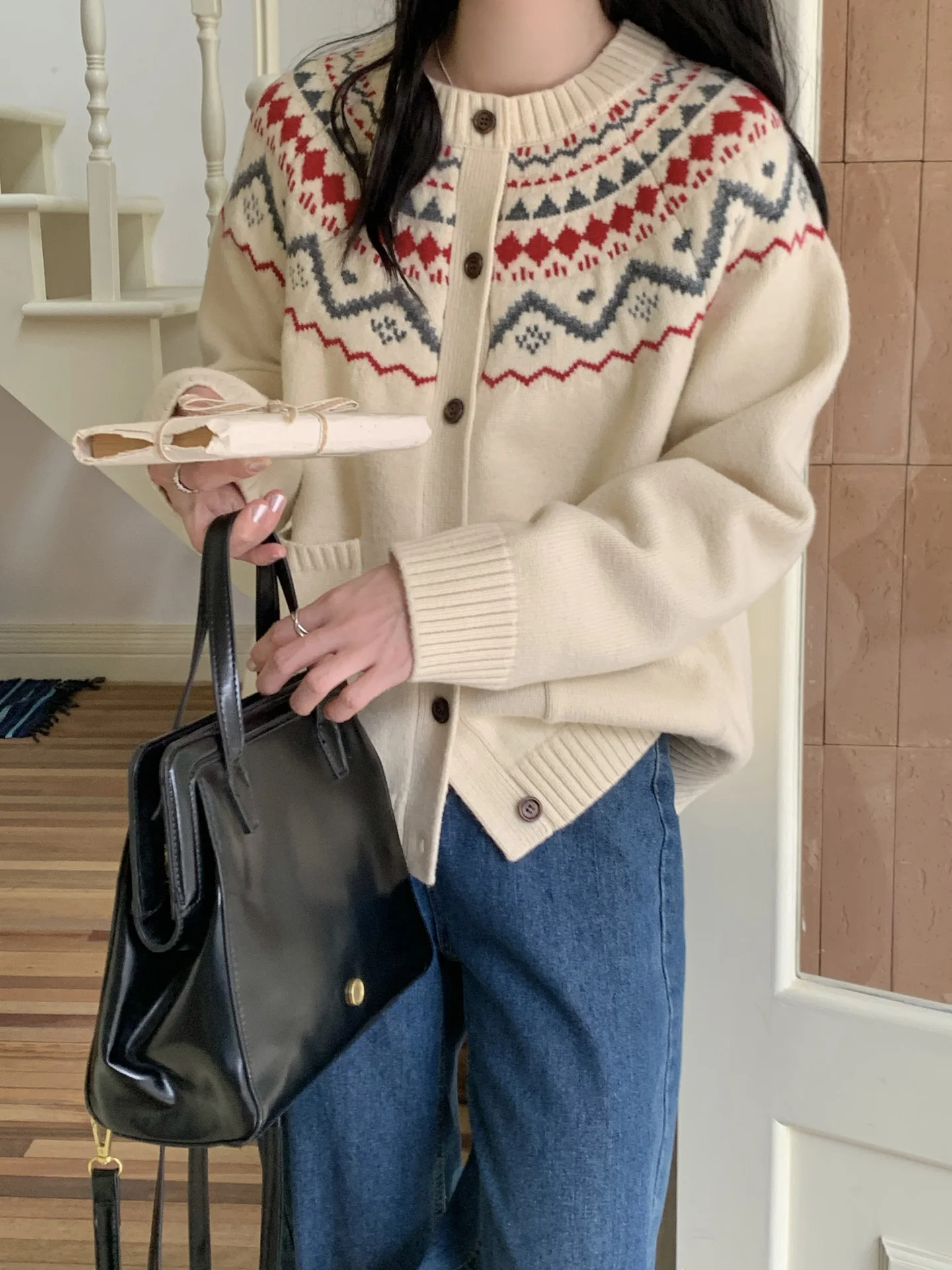 Женский вязаный кардиган ZY в стиле ретро с узором Fair Isle, осенне-зимний, мягкий, свободный, с круглым вырезом, из мягкого чесаного хлопка
Женский вязаный кардиган ZY в стиле ретро с узором Fair Isle, осенне-зимний, мягкий, свободный, с круглым вырезом, из мягкого чесаного хлопка