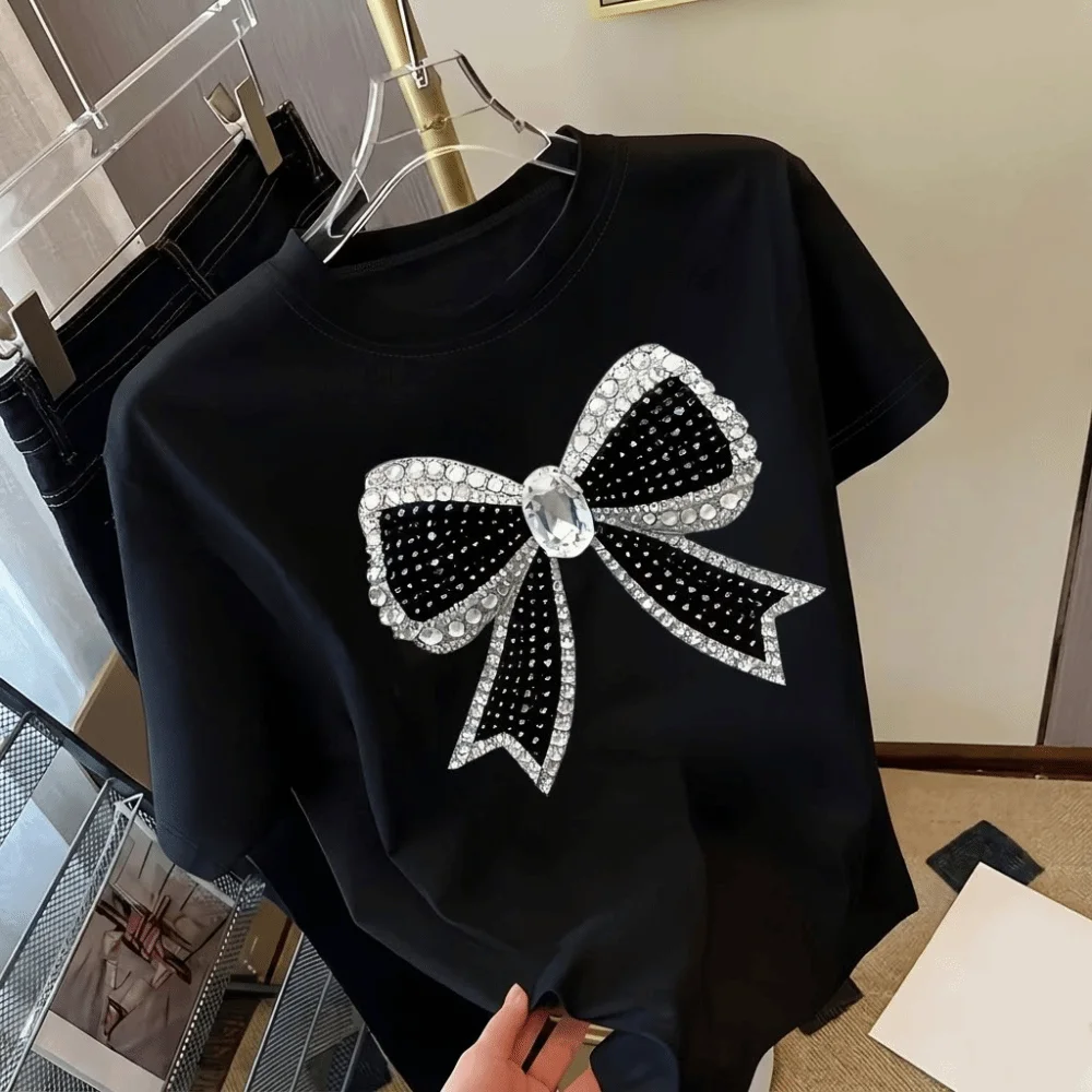 Elegant Bow Diamond Print Printed T-Shirt Casual Round Neck Women's T-Shirt Loose Fit Short Sleeve Tops Streetwear
Elegant Bow Diamond Print Printed T-Shirt Casual Round Neck Women's T-Shirt Loose Fit Short Sleeve Tops Streetwear