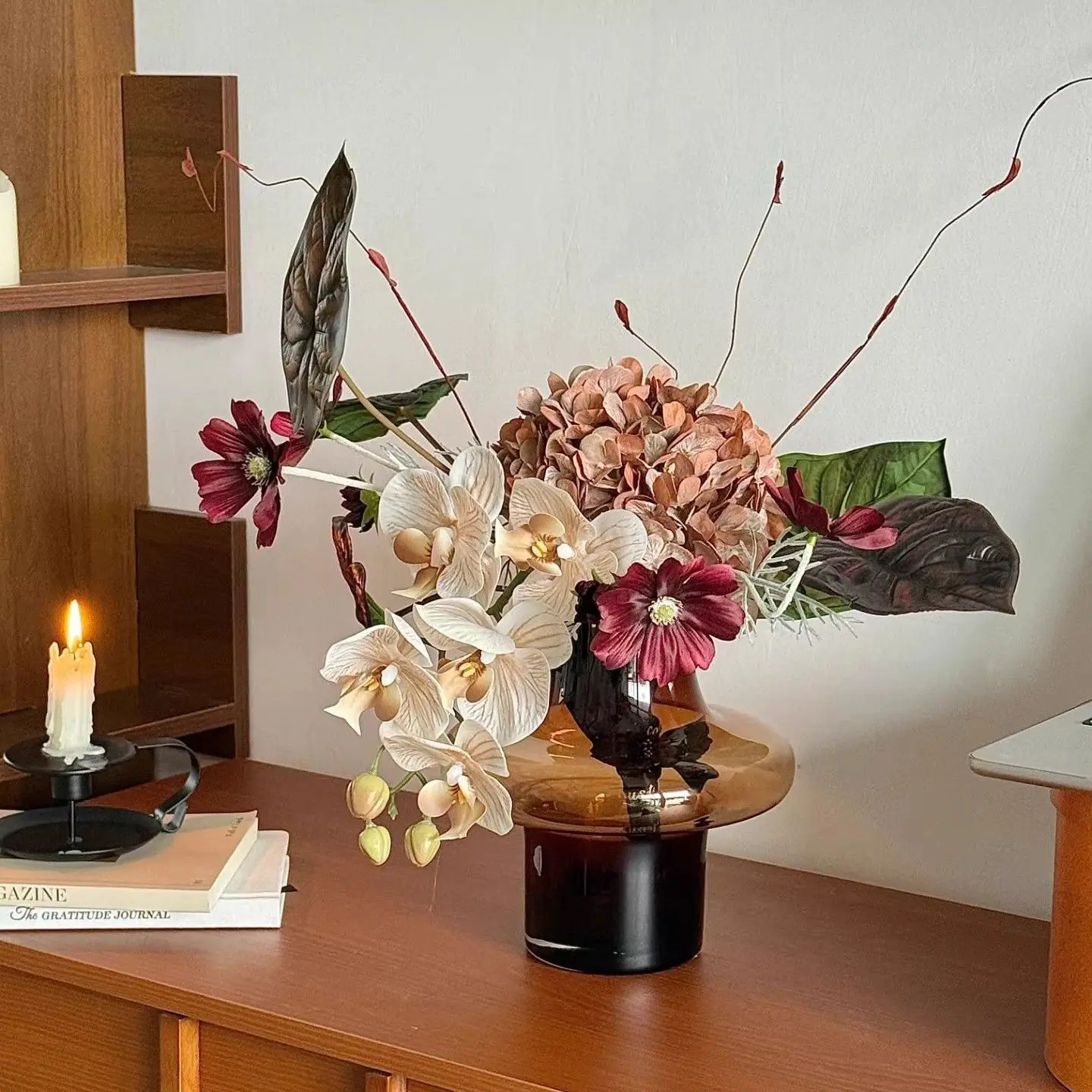 Hand-tied hydrangea bouquet - wabi-sabi style floral arrangement for restaurant, home decor, and coffee table centerpiece
Hand-tied hydrangea bouquet - wabi-sabi style floral arrangement for restaurant, home decor, and coffee table centerpiece