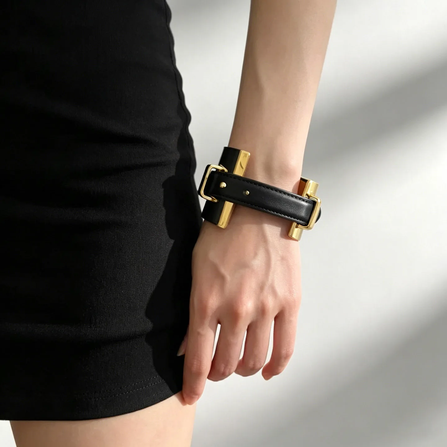 Exaggerated Elegant Monogram Leather Bracelet - Adjustable Buckle Bangle for Women High-Quality Jewelry
Exaggerated Elegant Monogram Leather Bracelet - Adjustable Buckle Bangle for Women High-Quality Jewelry