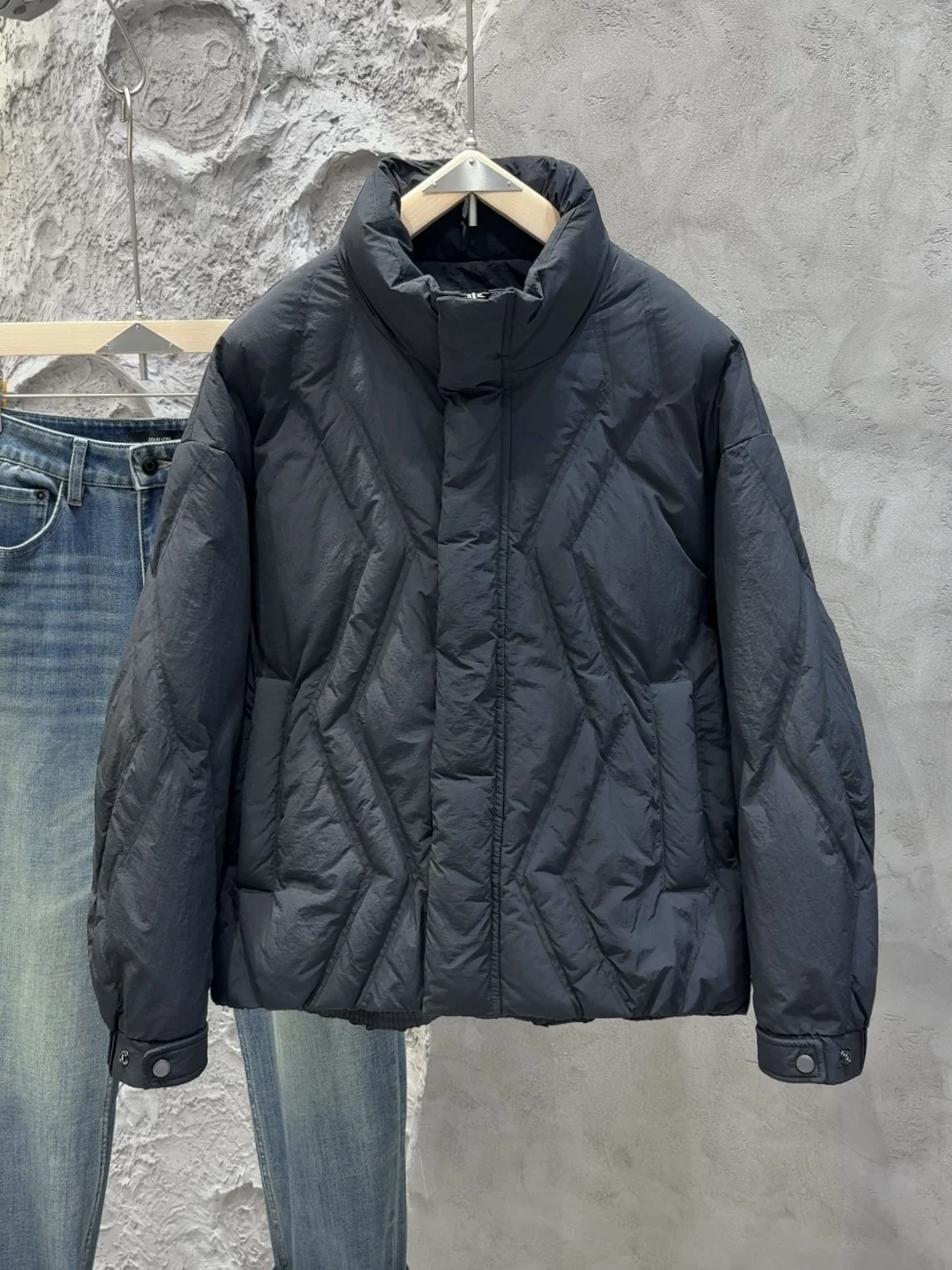 Новая зимняя мужская куртка с воротником-стойкой, свободного кроя, с наполнителем из 90% белого утиного пуха, теплая верхняя одежда, повседневная, на молнии, из нейлоновой ткани
Новая зимняя мужская куртка с воротником-стойкой, свободного кроя, с наполнителем из 90% белого утиного пуха, теплая верхняя одежда, повседневная, на молнии, из нейлоновой ткани